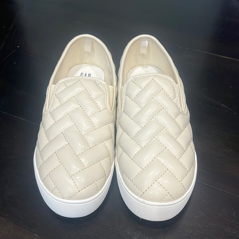 Girls gap kids shoes in a light cream color size 4